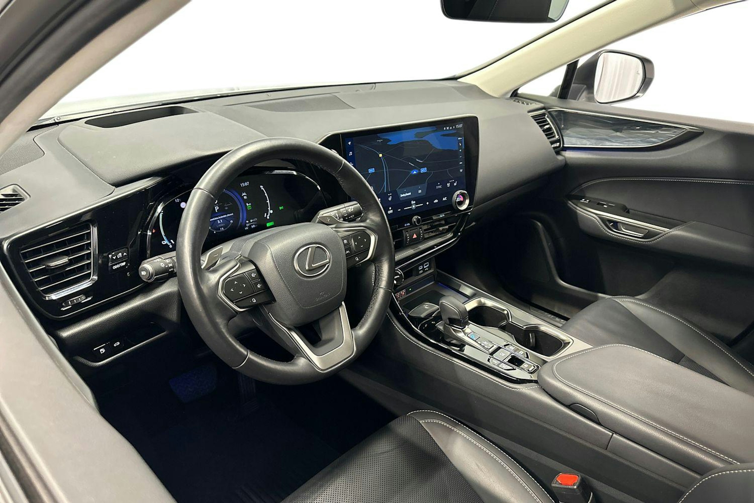 valkoinen Lexus NX 2024 kuva 6.