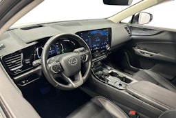 valkoinen Lexus NX 2024 kuva 6.