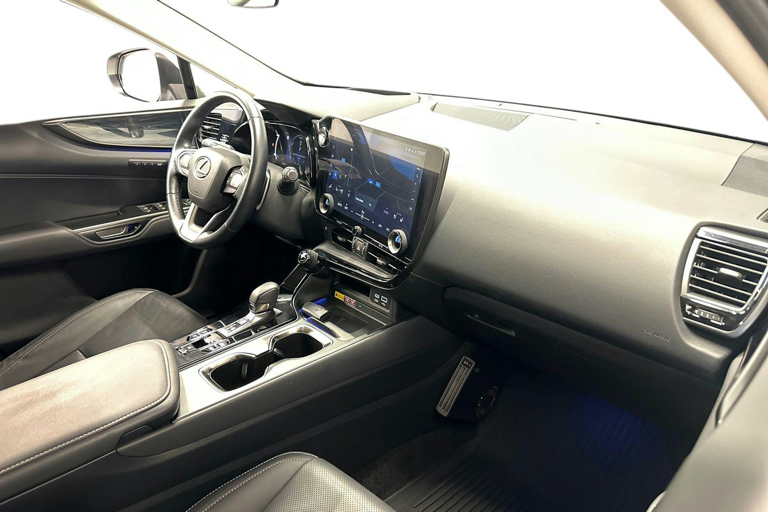 valkoinen Lexus NX 2024 kuva 7.