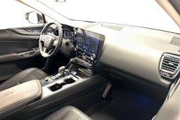 valkoinen Lexus NX 2024 kuva 7.