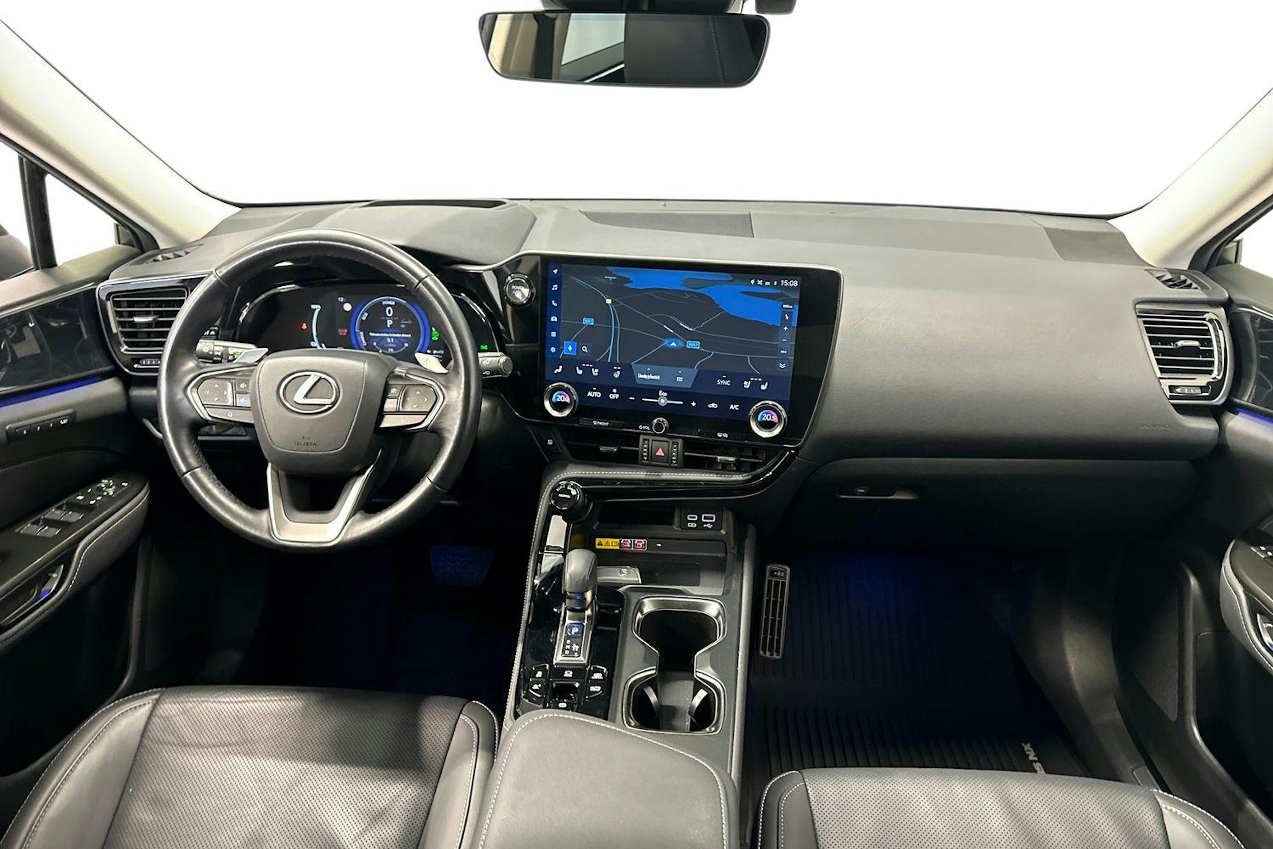 valkoinen Lexus NX 2024 kuva 8.