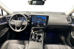 valkoinen Lexus NX 2024 kuva 8.