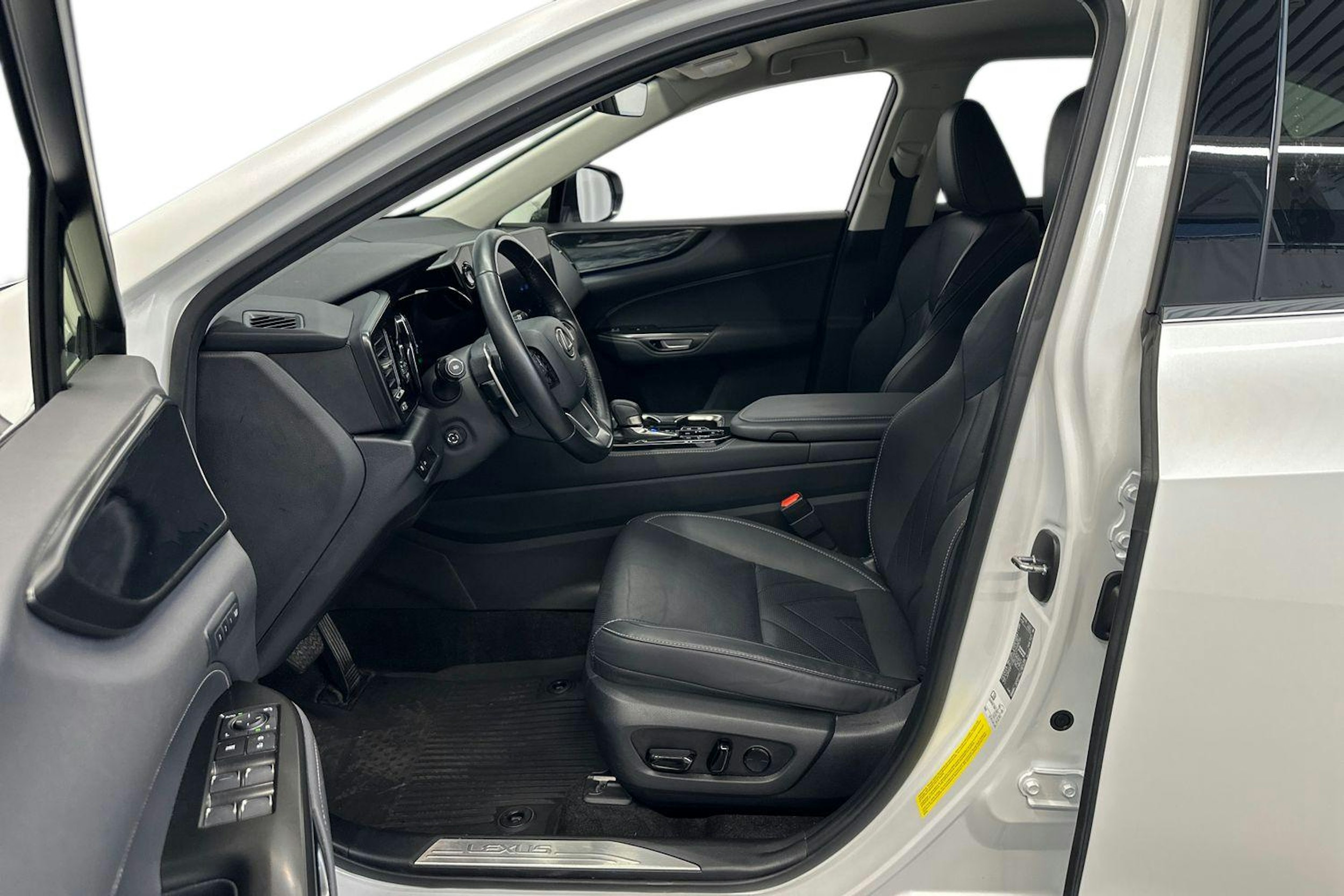 valkoinen Lexus NX 2024 kuva 9.