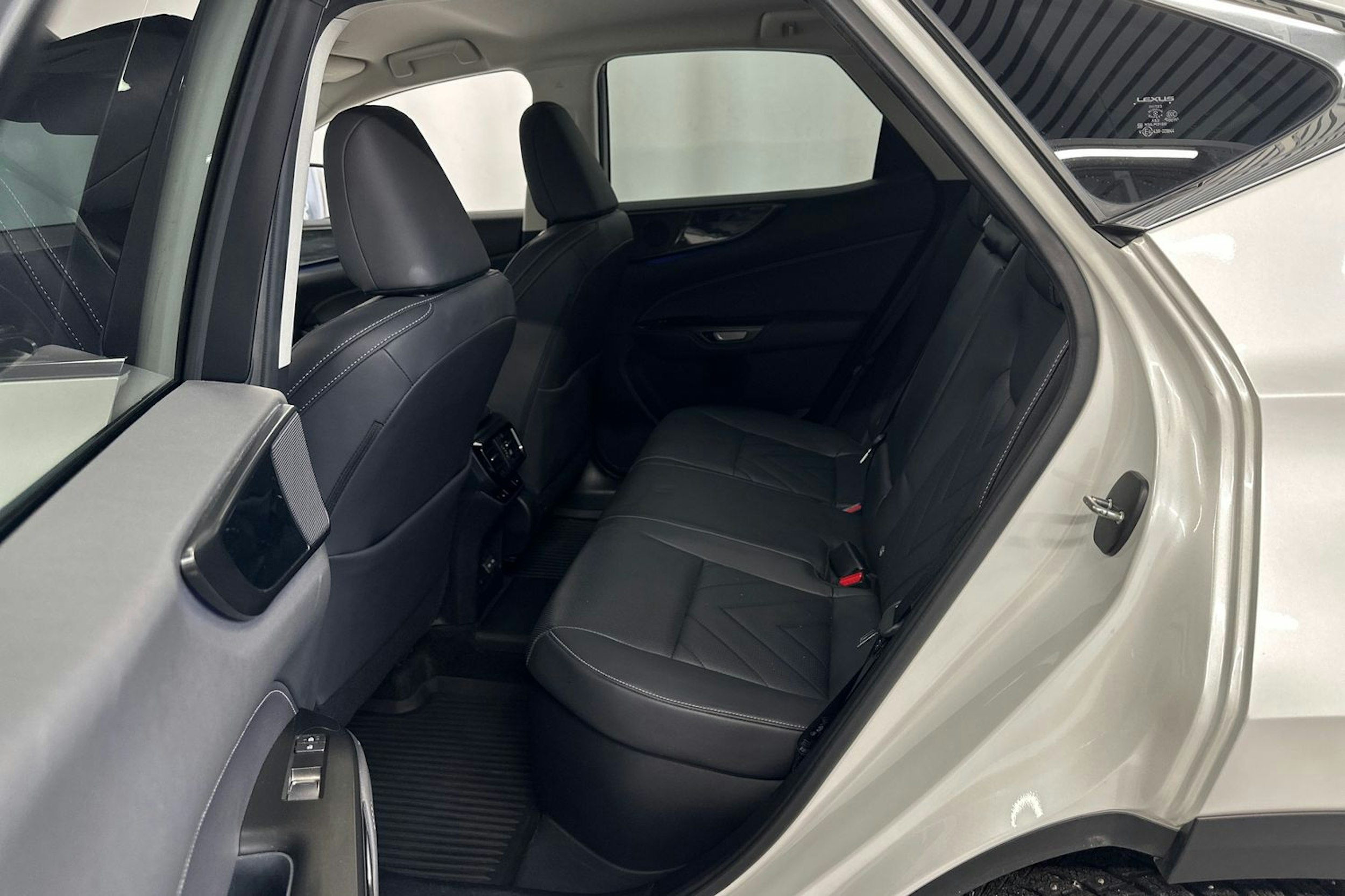 valkoinen Lexus NX 2024 kuva 10.