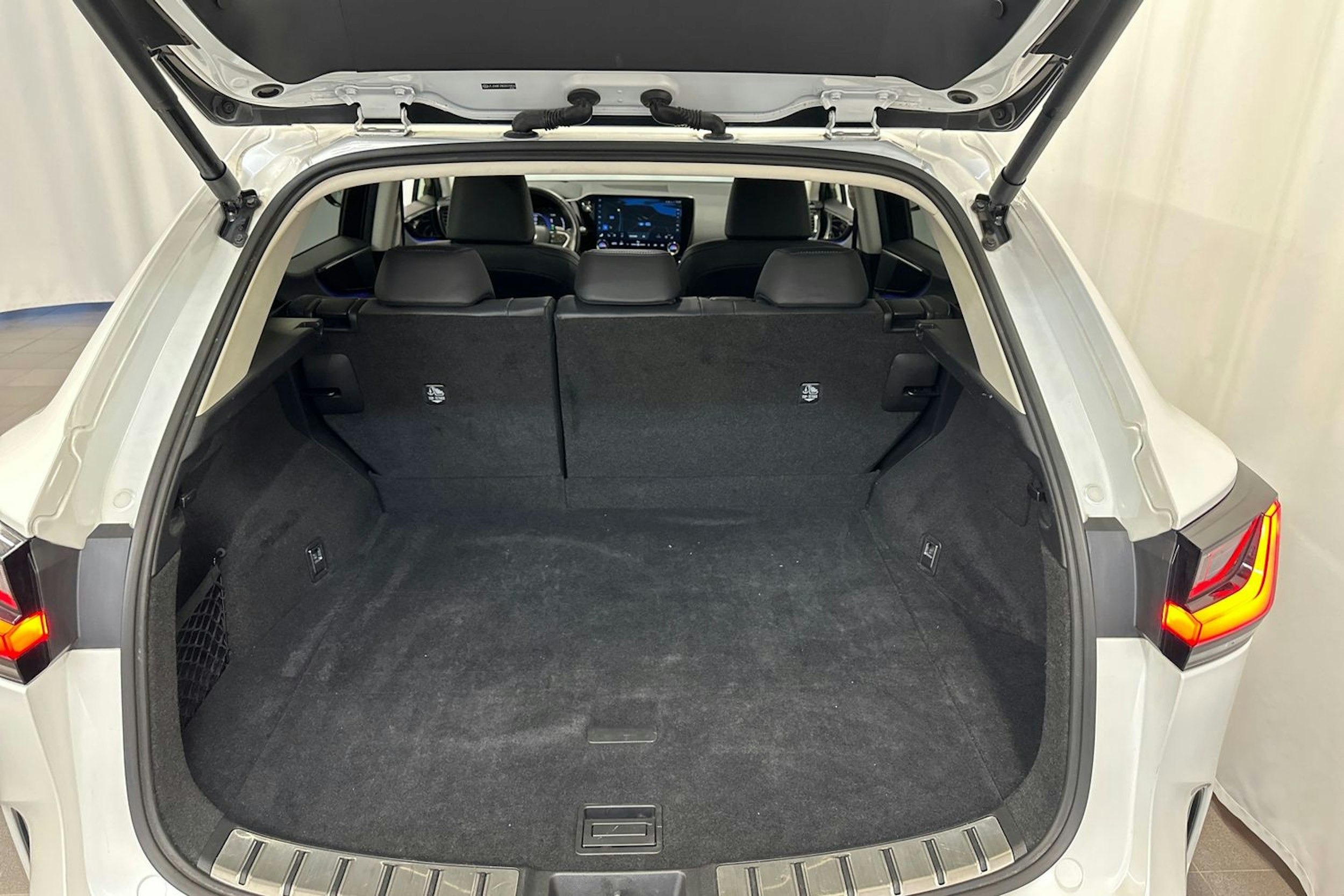 valkoinen Lexus NX 2024 kuva 11.