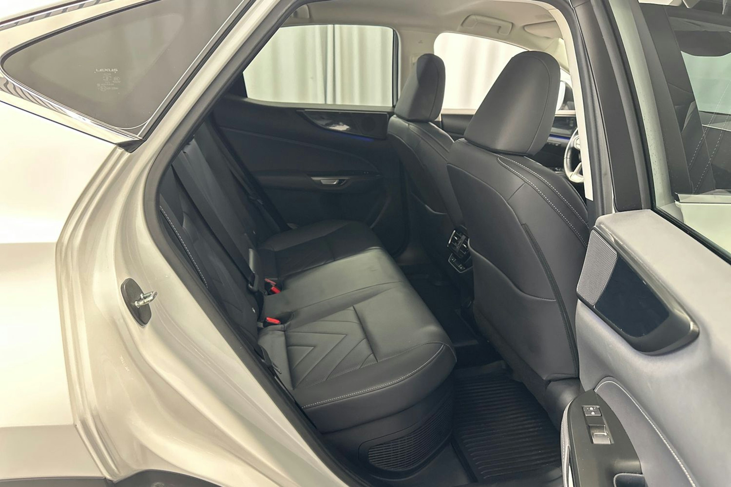 valkoinen Lexus NX 2024 kuva 12.