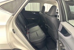 valkoinen Lexus NX 2024 kuva 12.