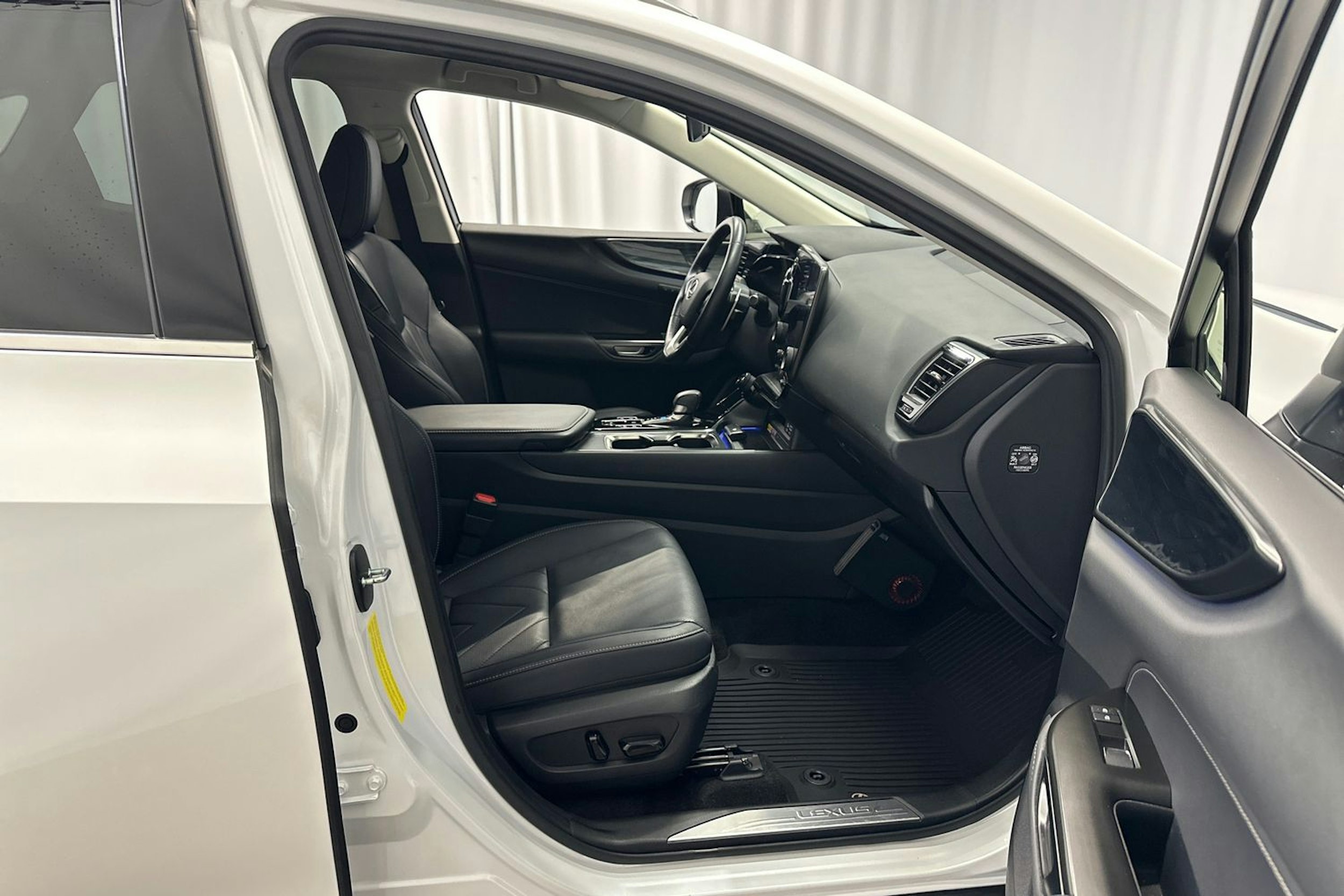 valkoinen Lexus NX 2024 kuva 13.