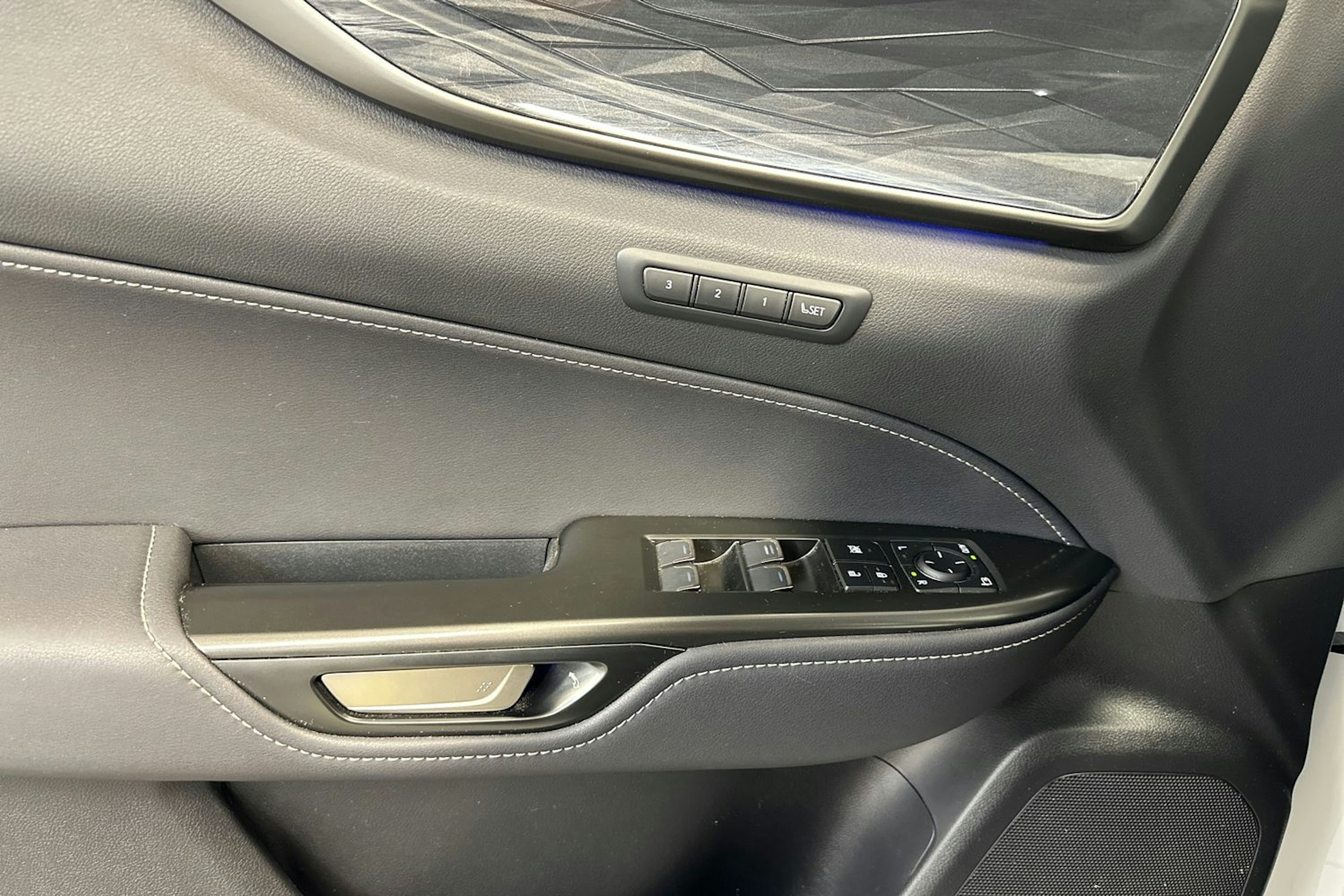 valkoinen Lexus NX 2024 kuva 14.