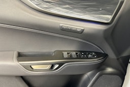 valkoinen Lexus NX 2024 kuva 14.