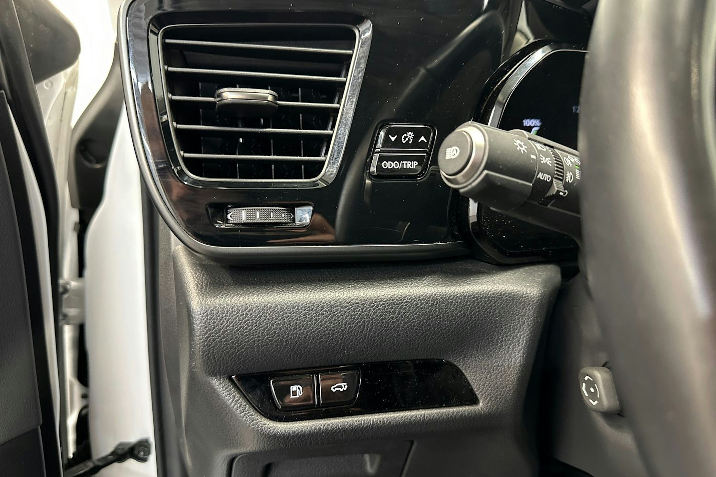 valkoinen Lexus NX 2024 kuva 15.