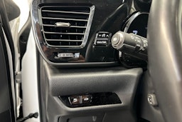 valkoinen Lexus NX 2024 kuva 15.