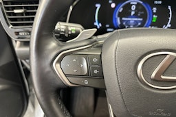 valkoinen Lexus NX 2024 kuva 16.