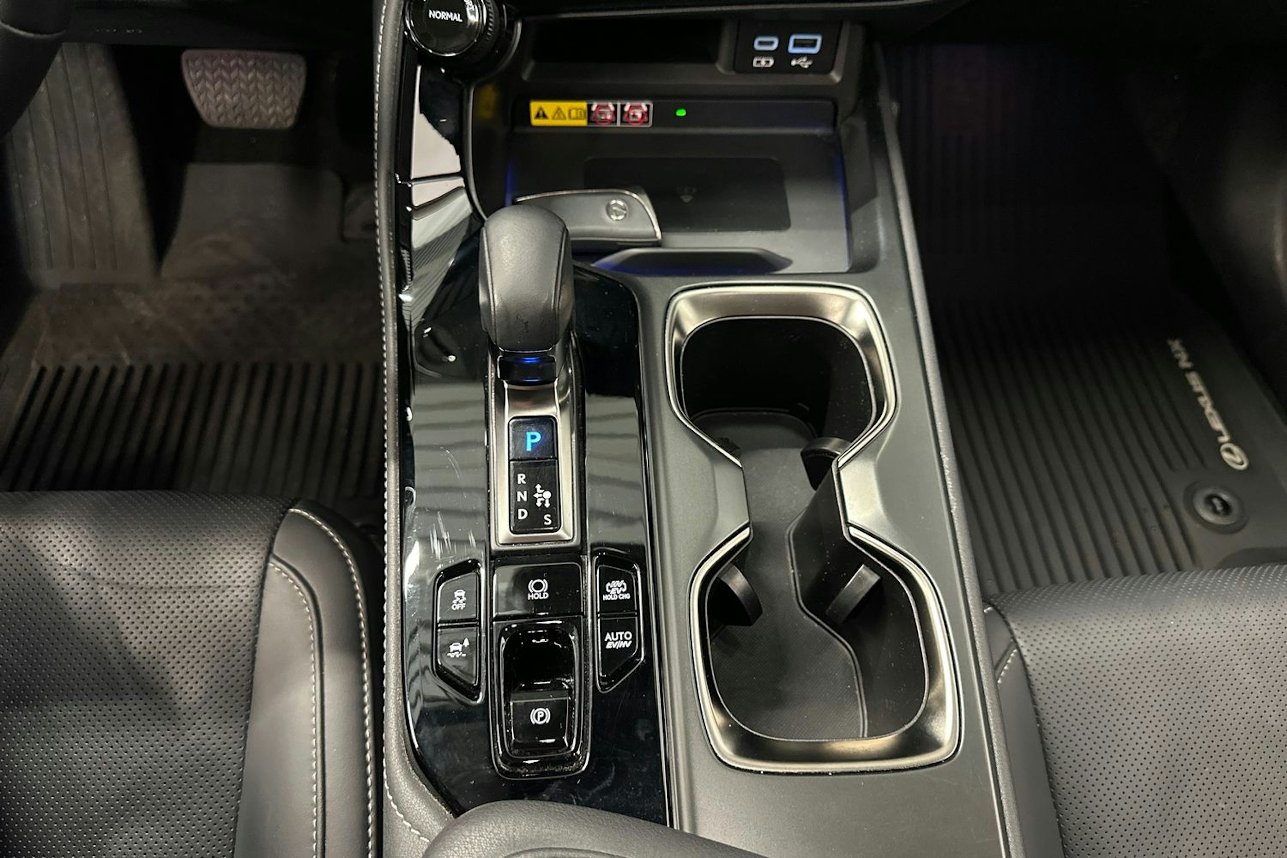 valkoinen Lexus NX 2024 kuva 25.