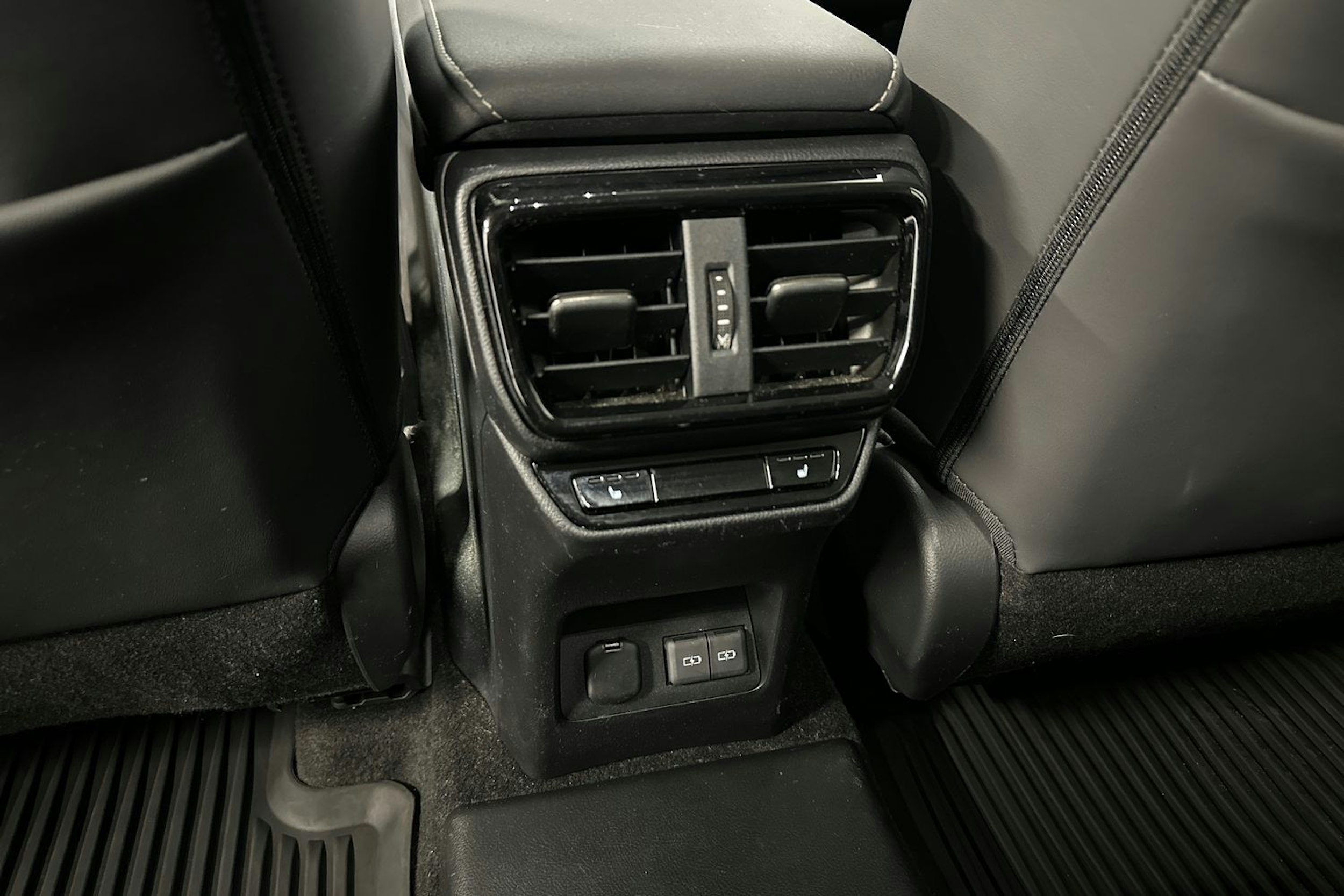 valkoinen Lexus NX 2024 kuva 26.