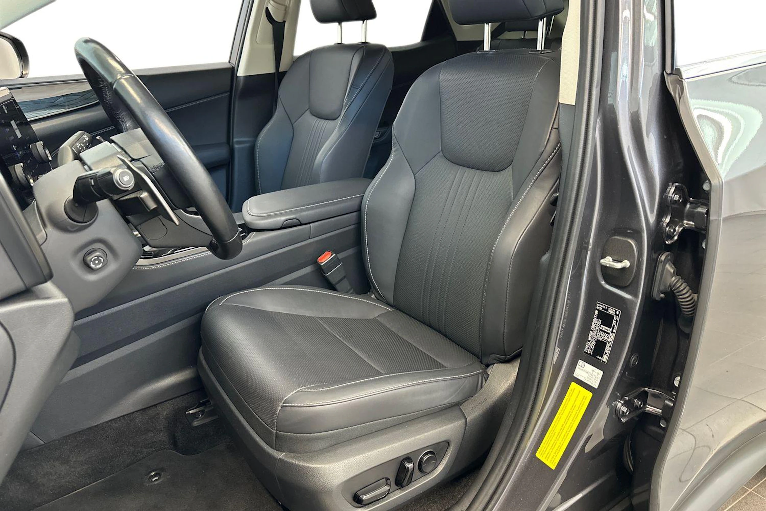 harmaa Lexus NX 2024 kuva 7.