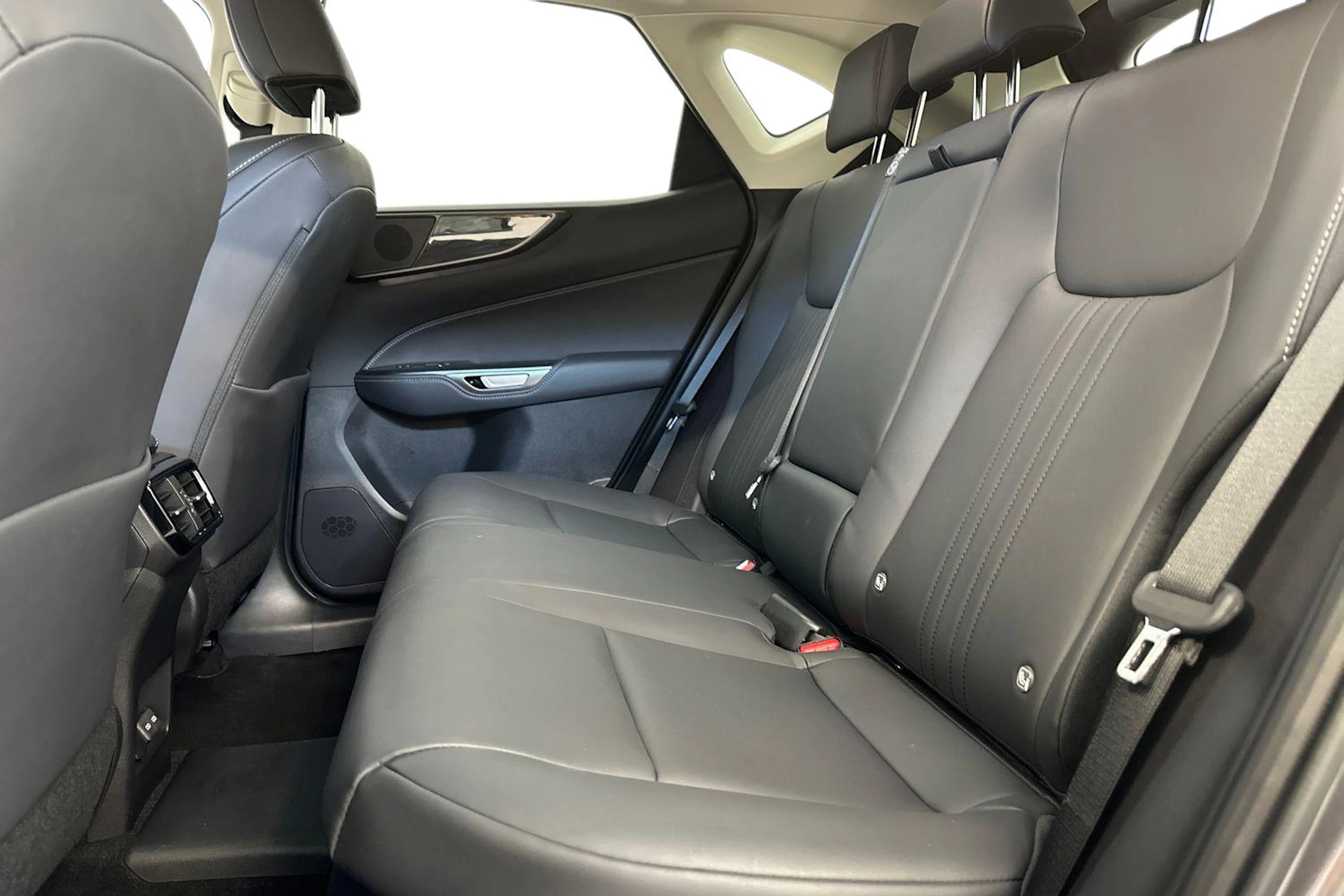 harmaa Lexus NX 2024 kuva 8.