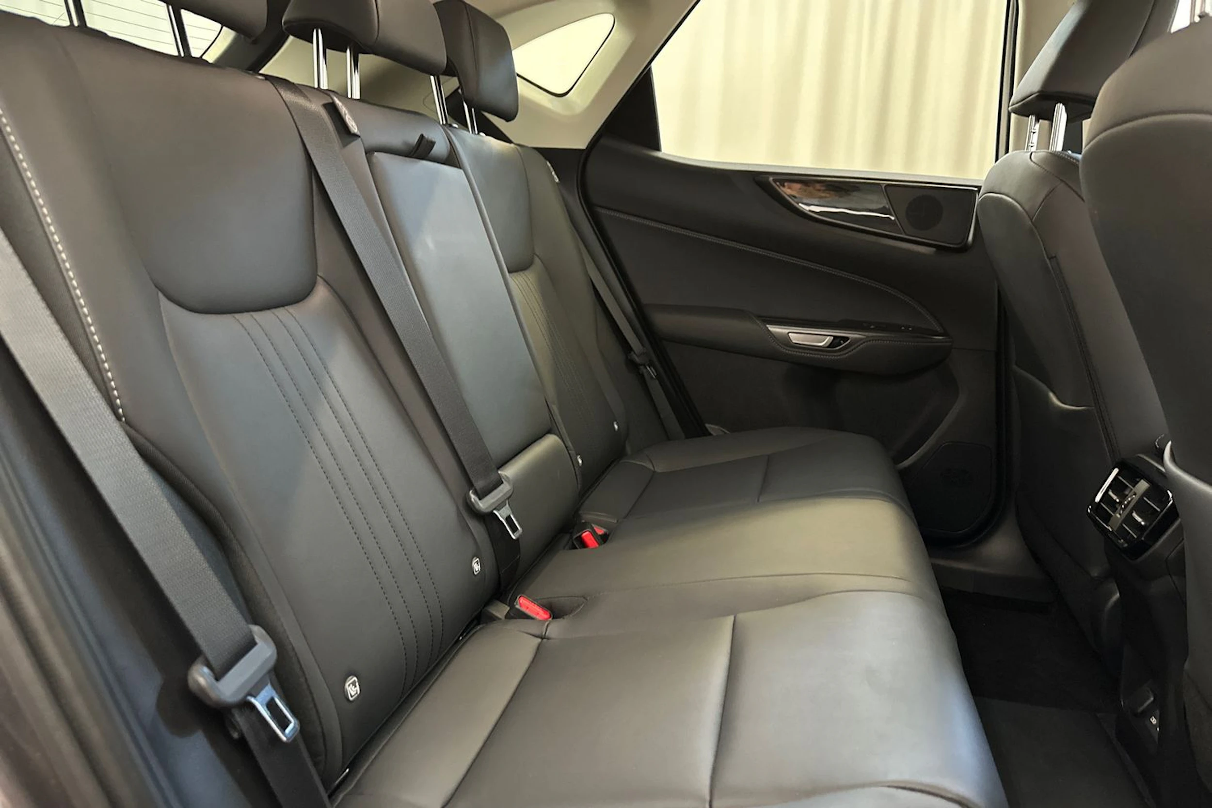 harmaa Lexus NX 2024 kuva 10.