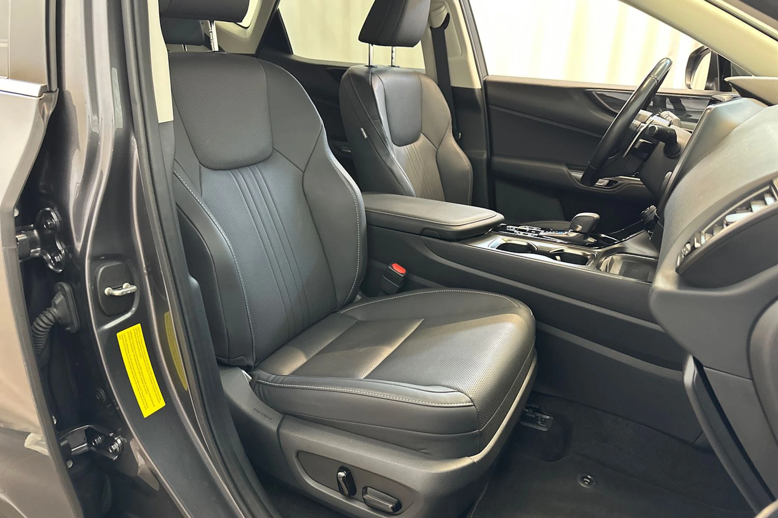 harmaa Lexus NX 2024 kuva 11.