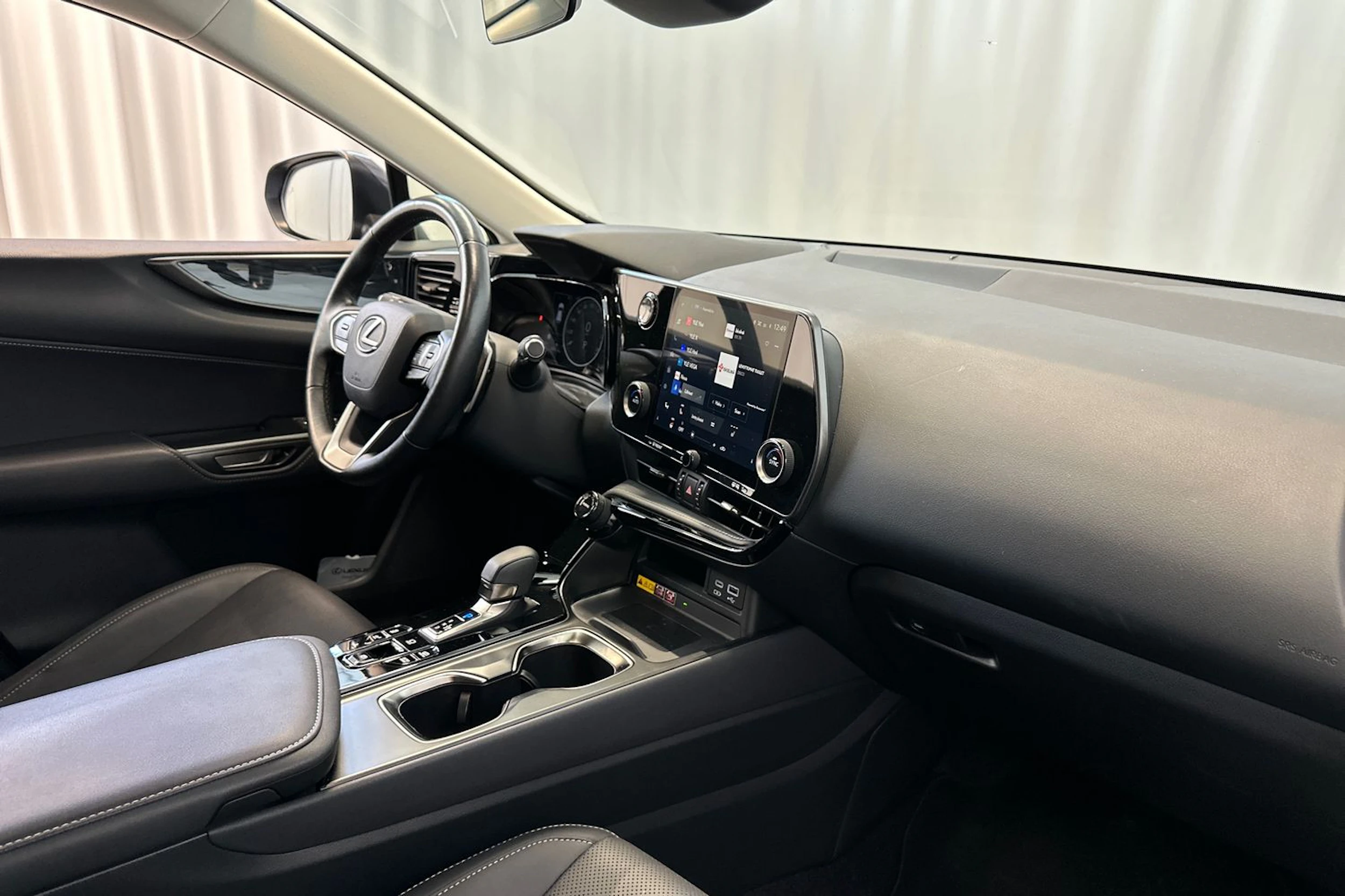 harmaa Lexus NX 2024 kuva 12.