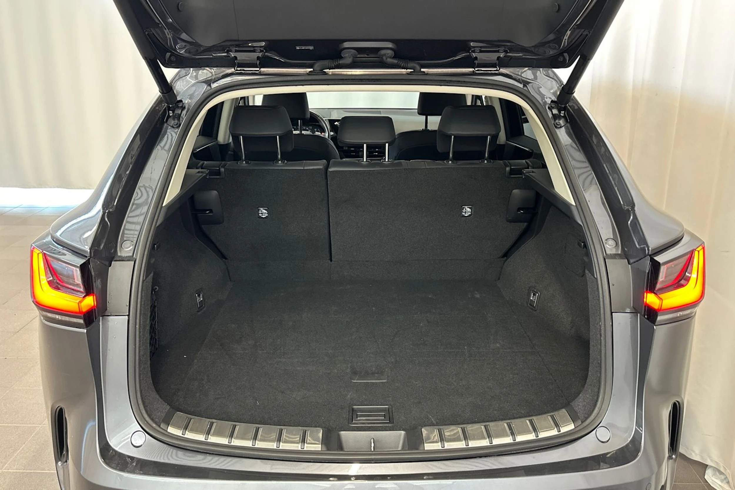 harmaa Lexus NX 2024 kuva 13.
