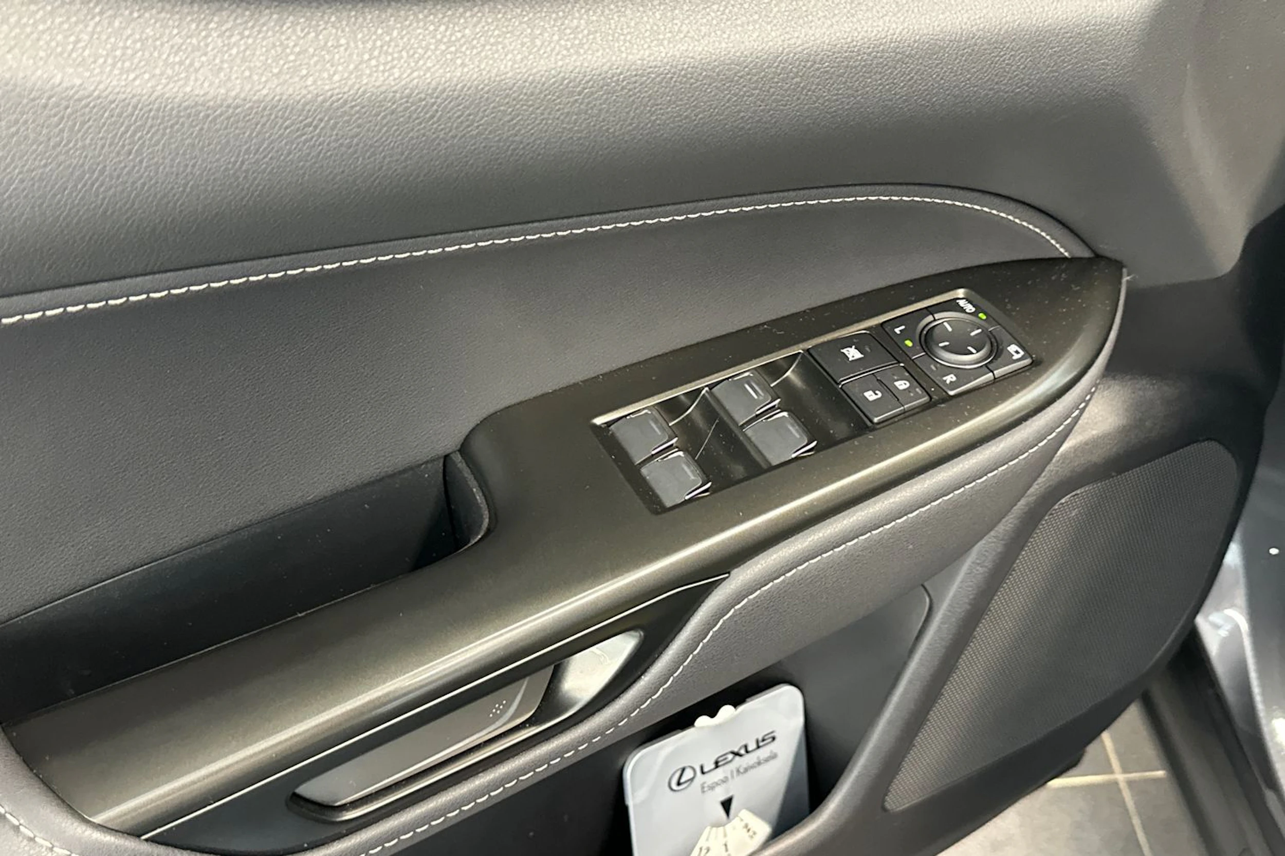 harmaa Lexus NX 2024 kuva 15.