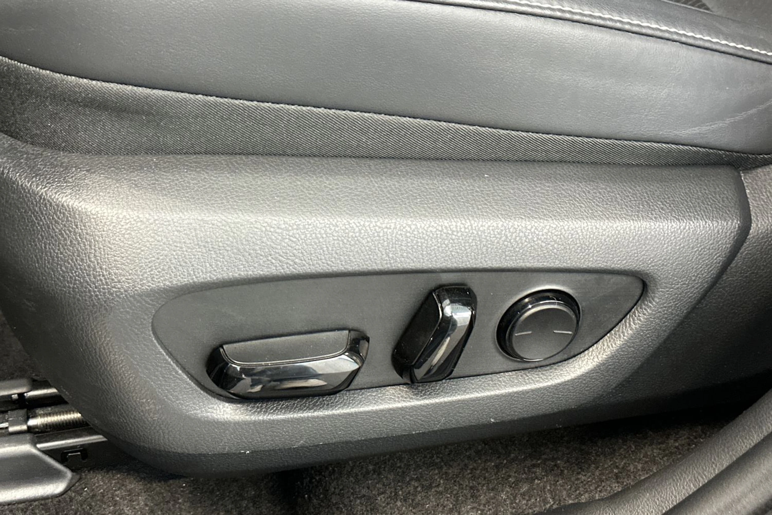 harmaa Lexus NX 2024 kuva 16.