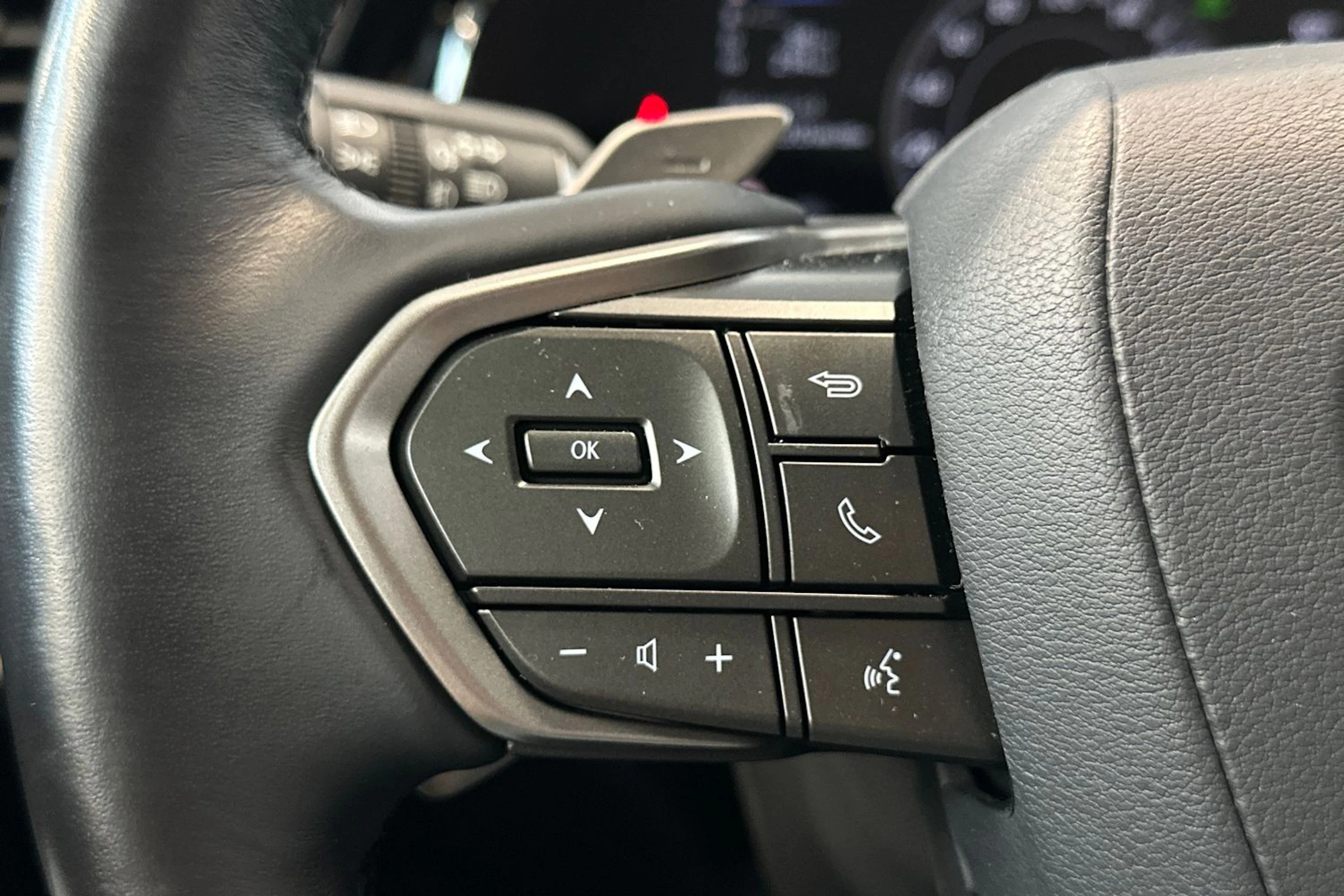 harmaa Lexus NX 2024 kuva 18.