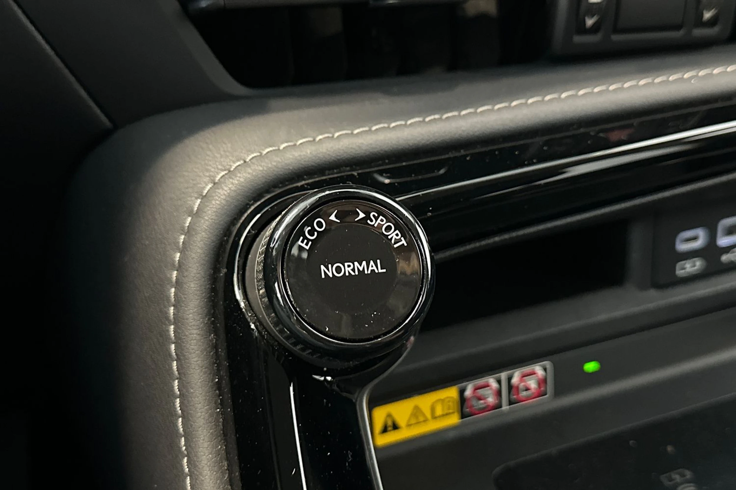 harmaa Lexus NX 2024 kuva 22.