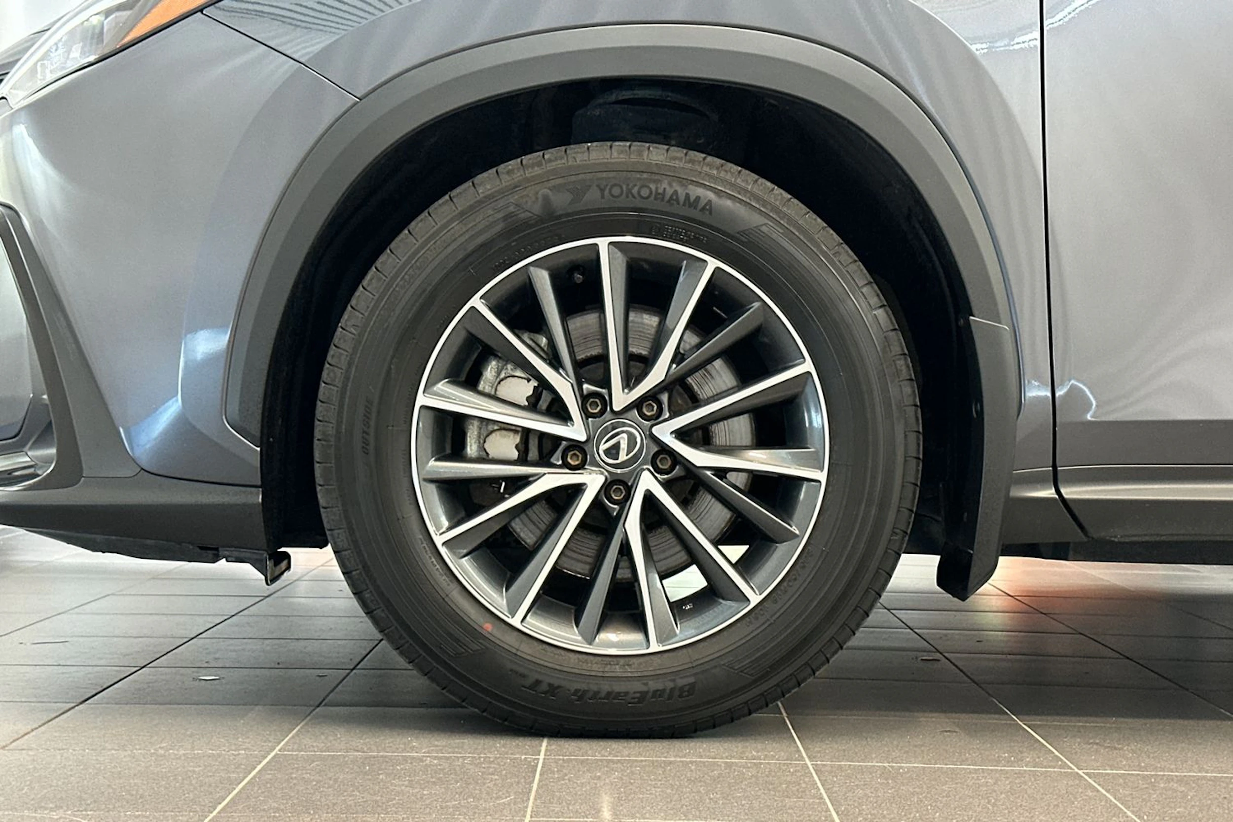 harmaa Lexus NX 2024 kuva 26.