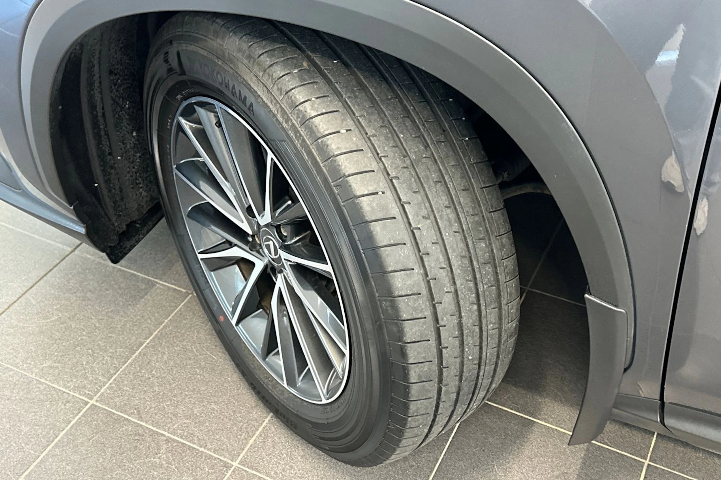 harmaa Lexus NX 2024 kuva 27.