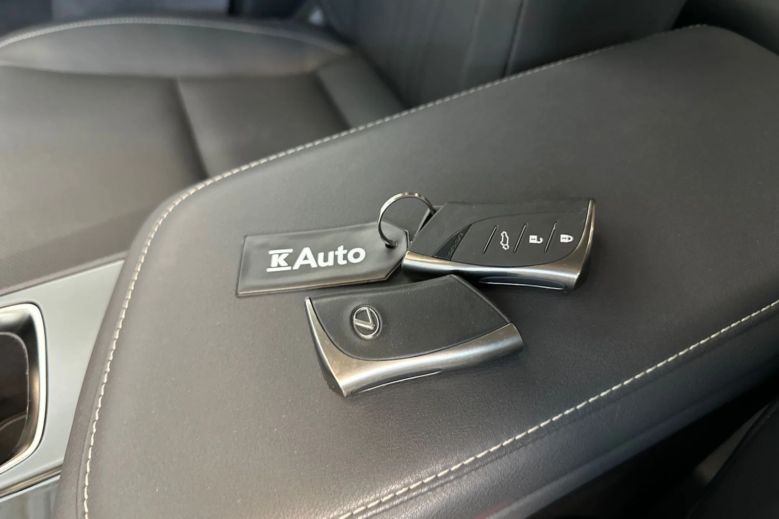 harmaa Lexus NX 2024 kuva 30.