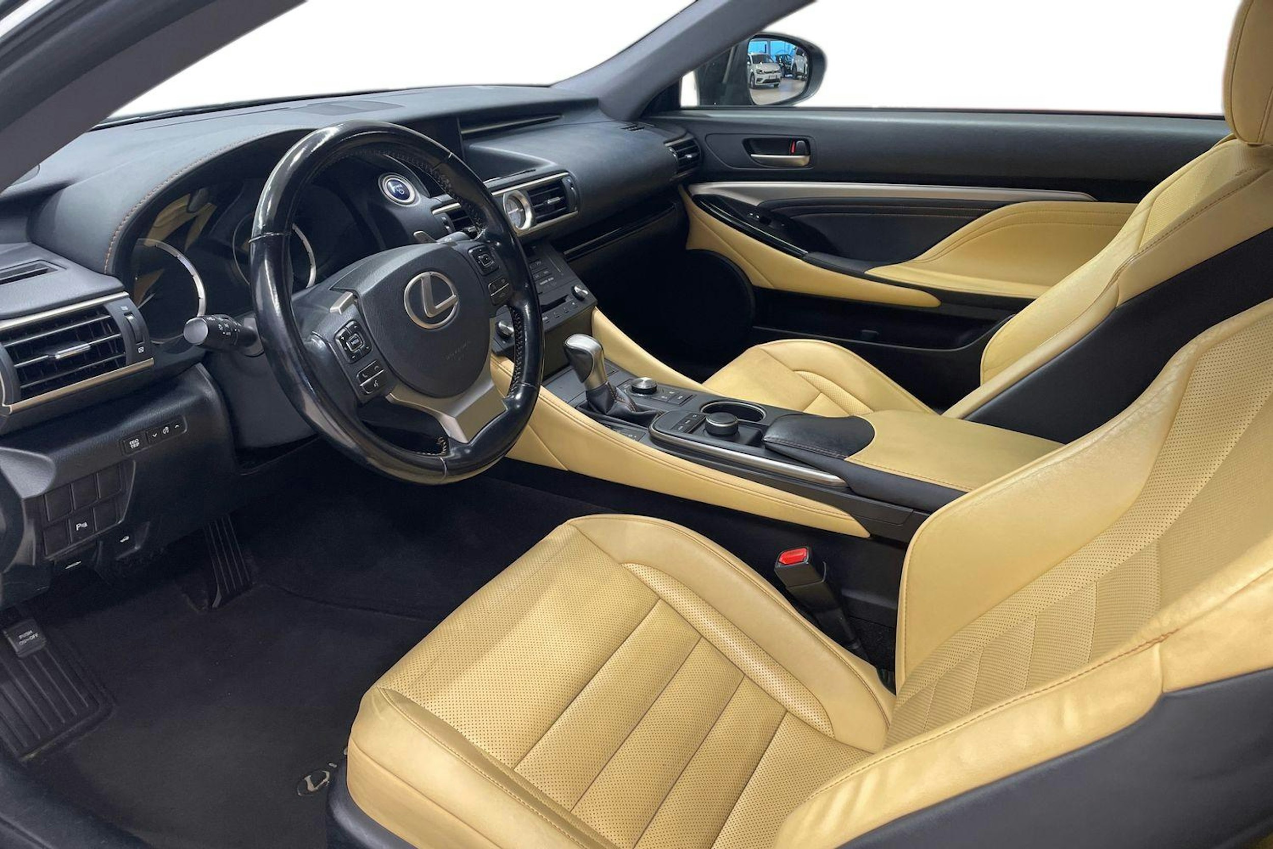 musta Lexus RC 2016 kuva 7.