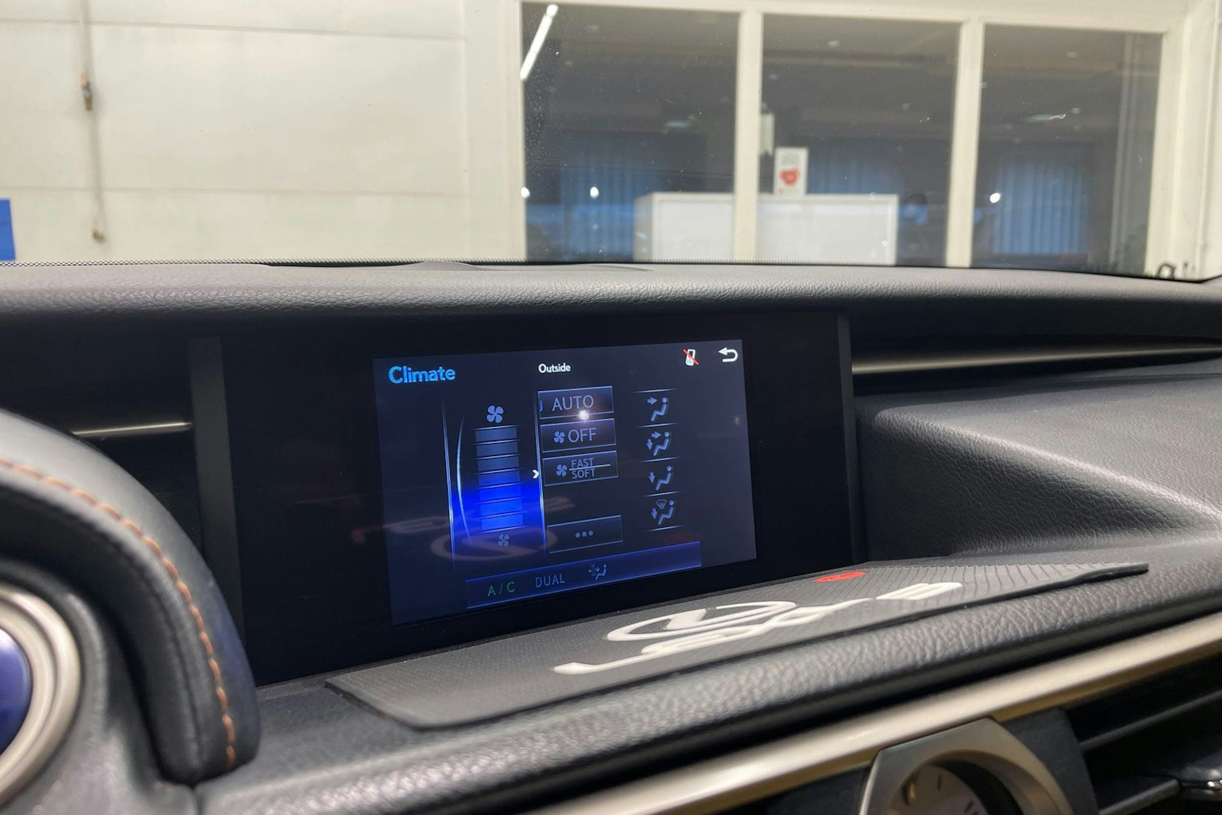 musta Lexus RC 2016 kuva 23.