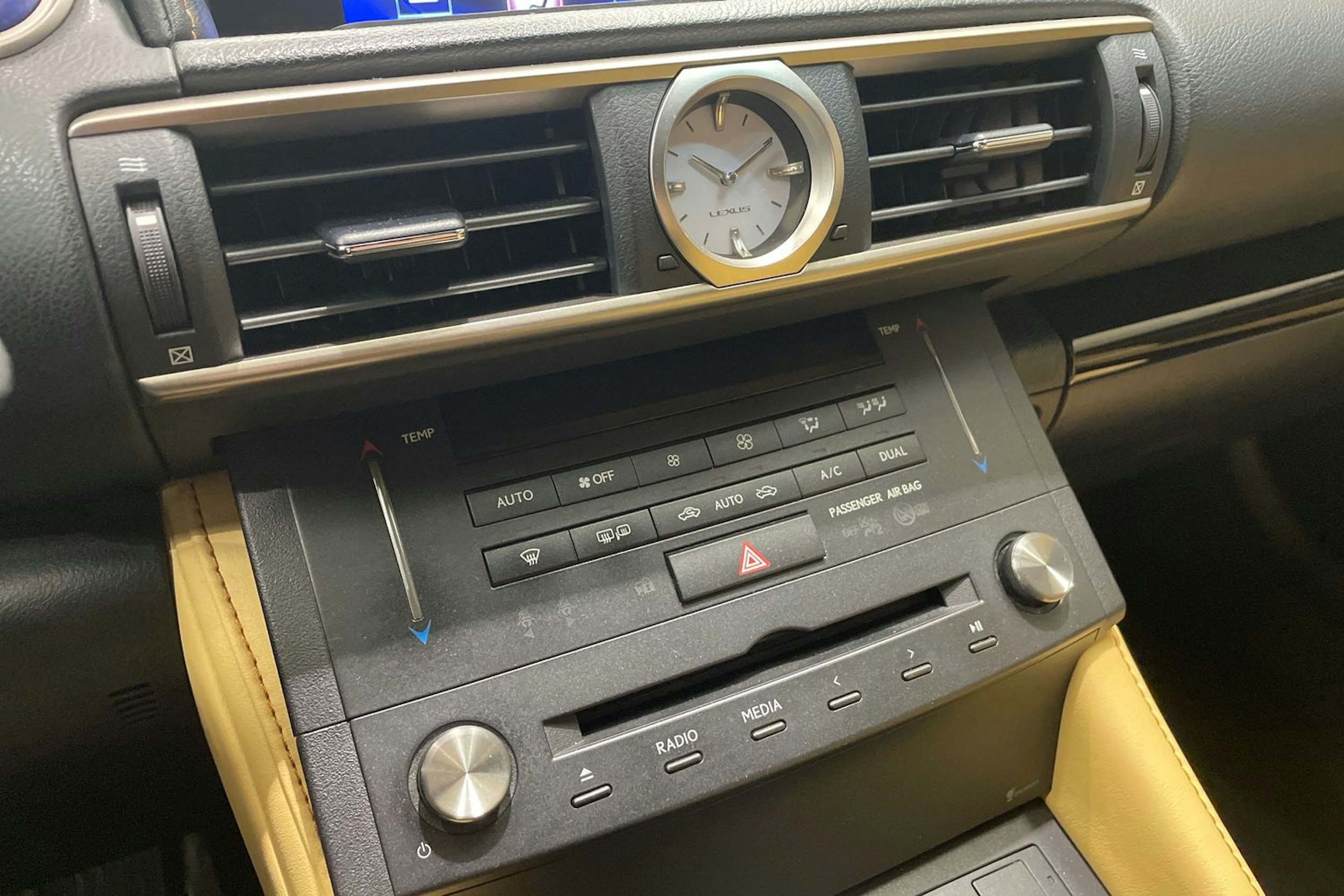 musta Lexus RC 2016 kuva 24.