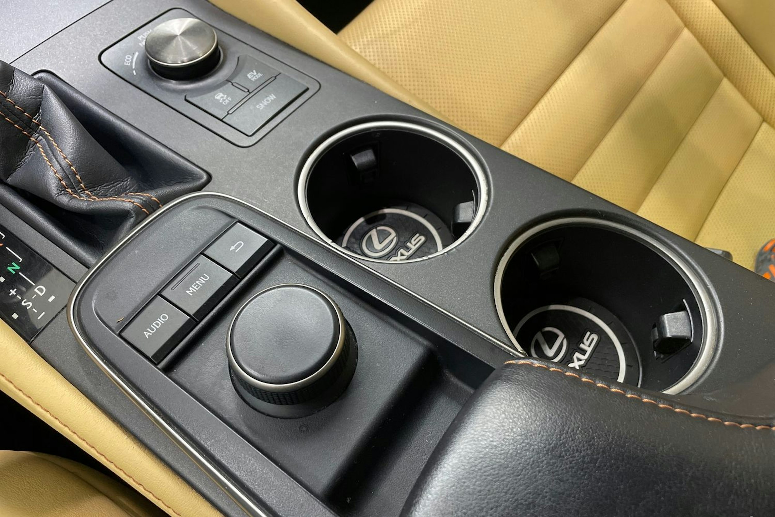 musta Lexus RC 2016 kuva 26.