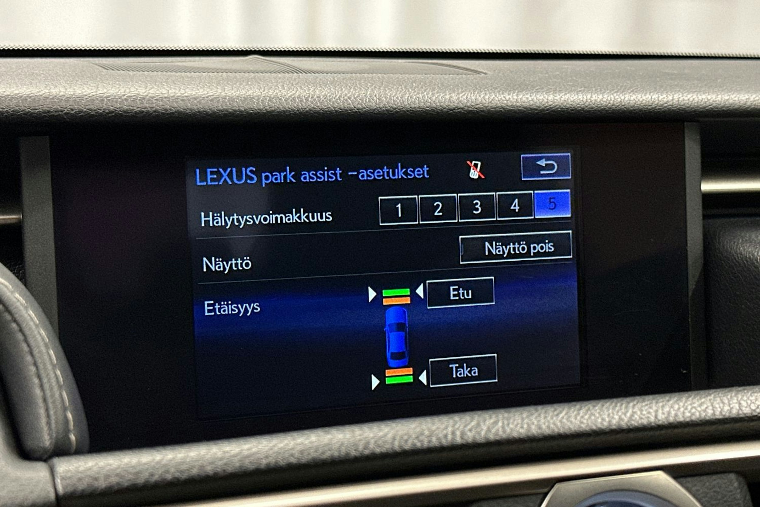punainen Lexus RC 2016 kuva 24.