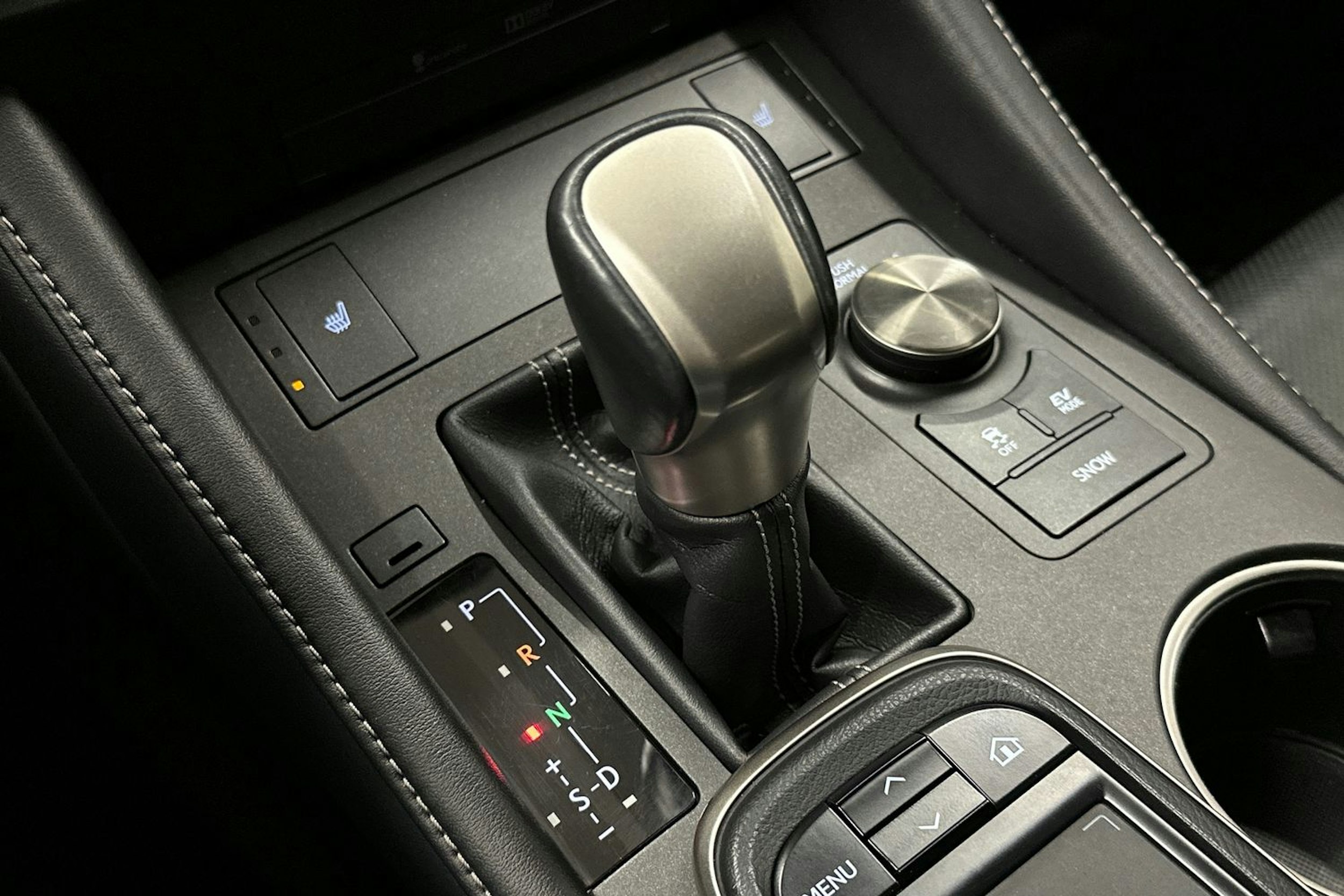 punainen Lexus RC 2016 kuva 28.
