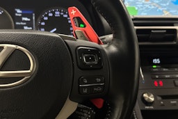 punainen Lexus RC 2019 kuva 16.
