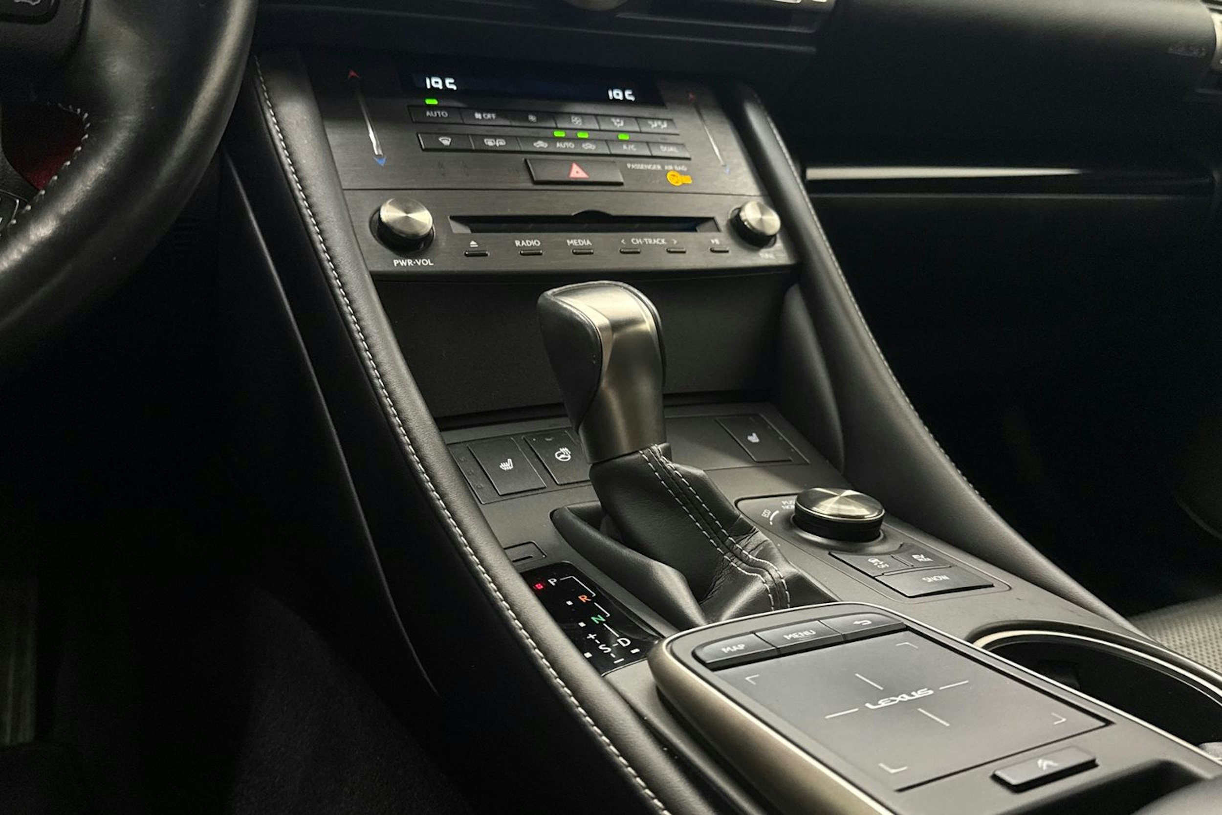 punainen Lexus RC 2019 kuva 20.