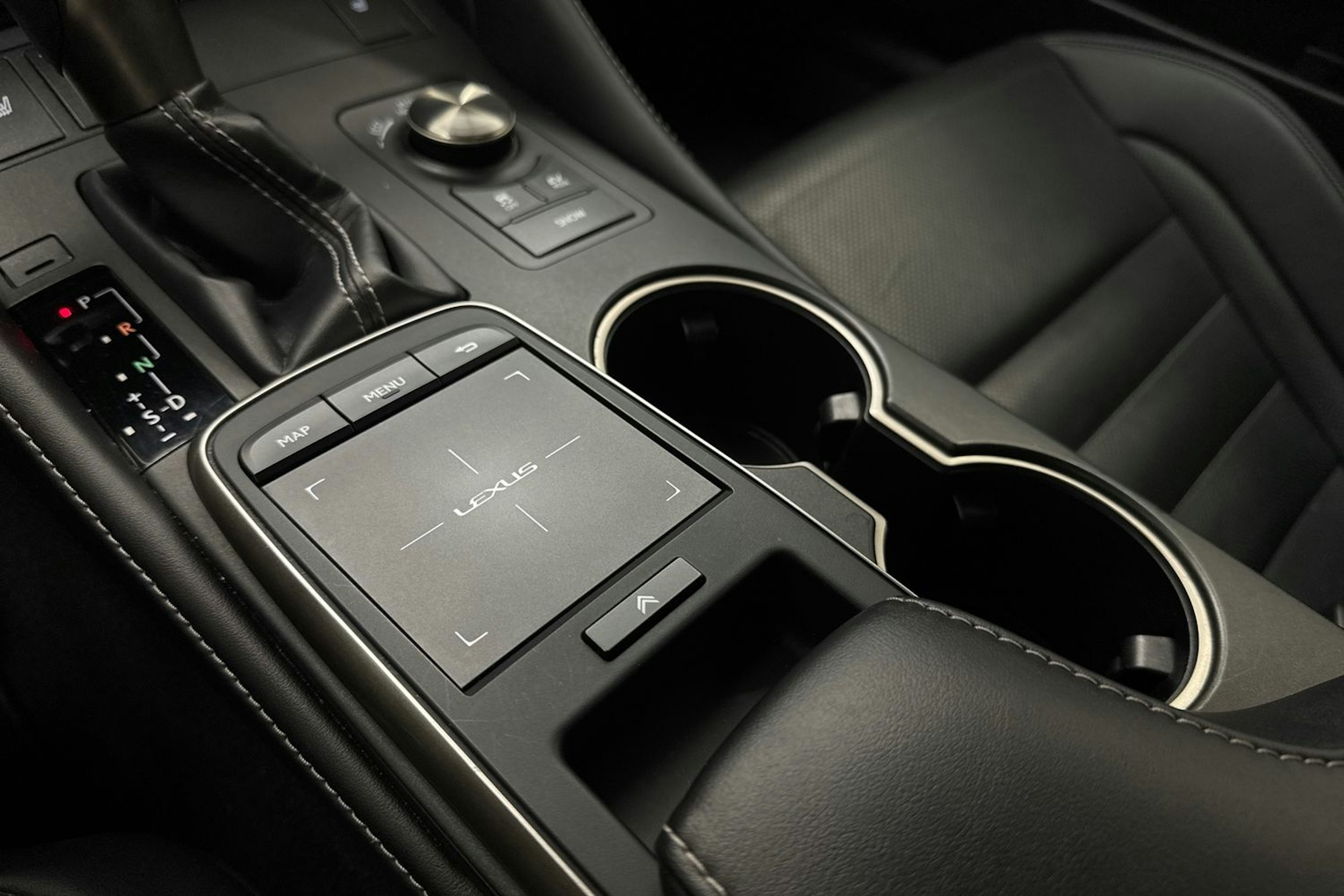 punainen Lexus RC 2019 kuva 21.