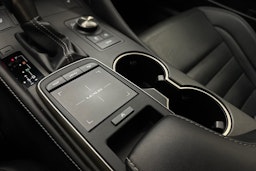 punainen Lexus RC 2019 kuva 21.