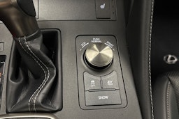 punainen Lexus RC 2019 kuva 22.