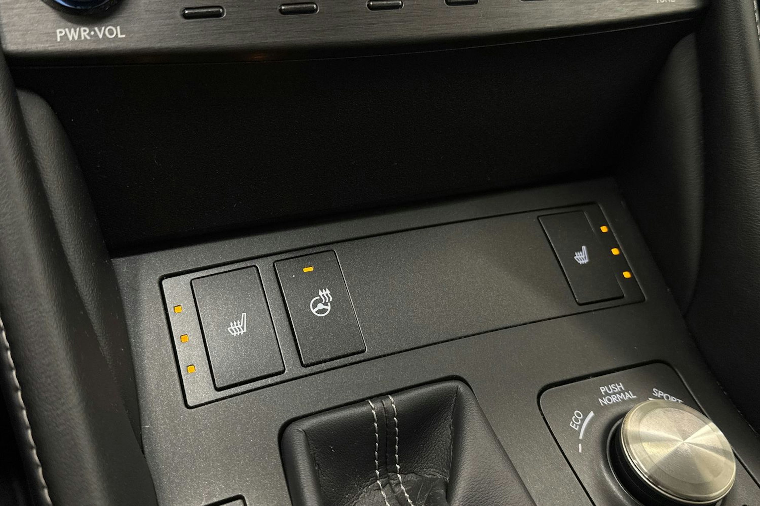 punainen Lexus RC 2019 kuva 23.