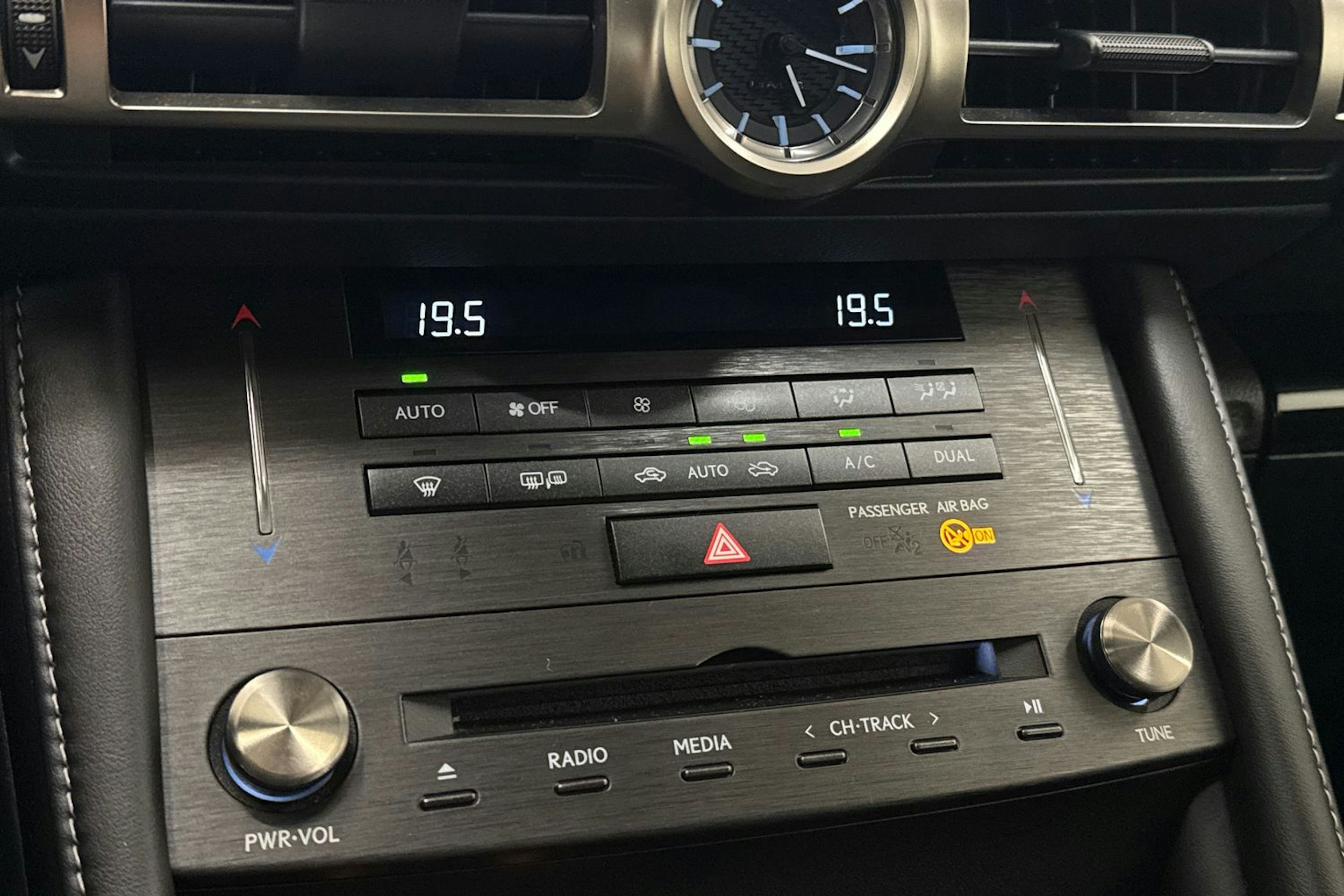 punainen Lexus RC 2019 kuva 24.