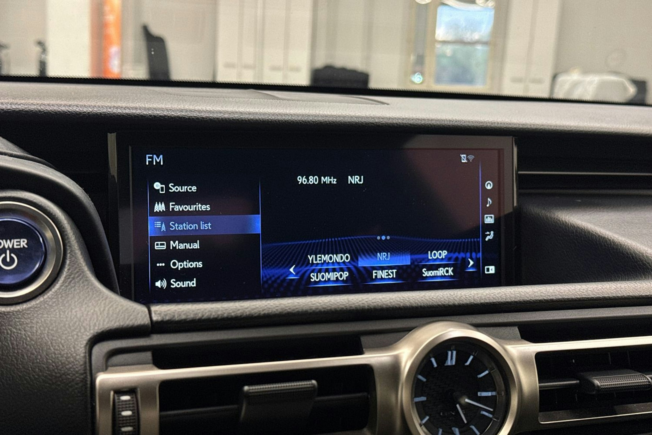 punainen Lexus RC 2019 kuva 27.
