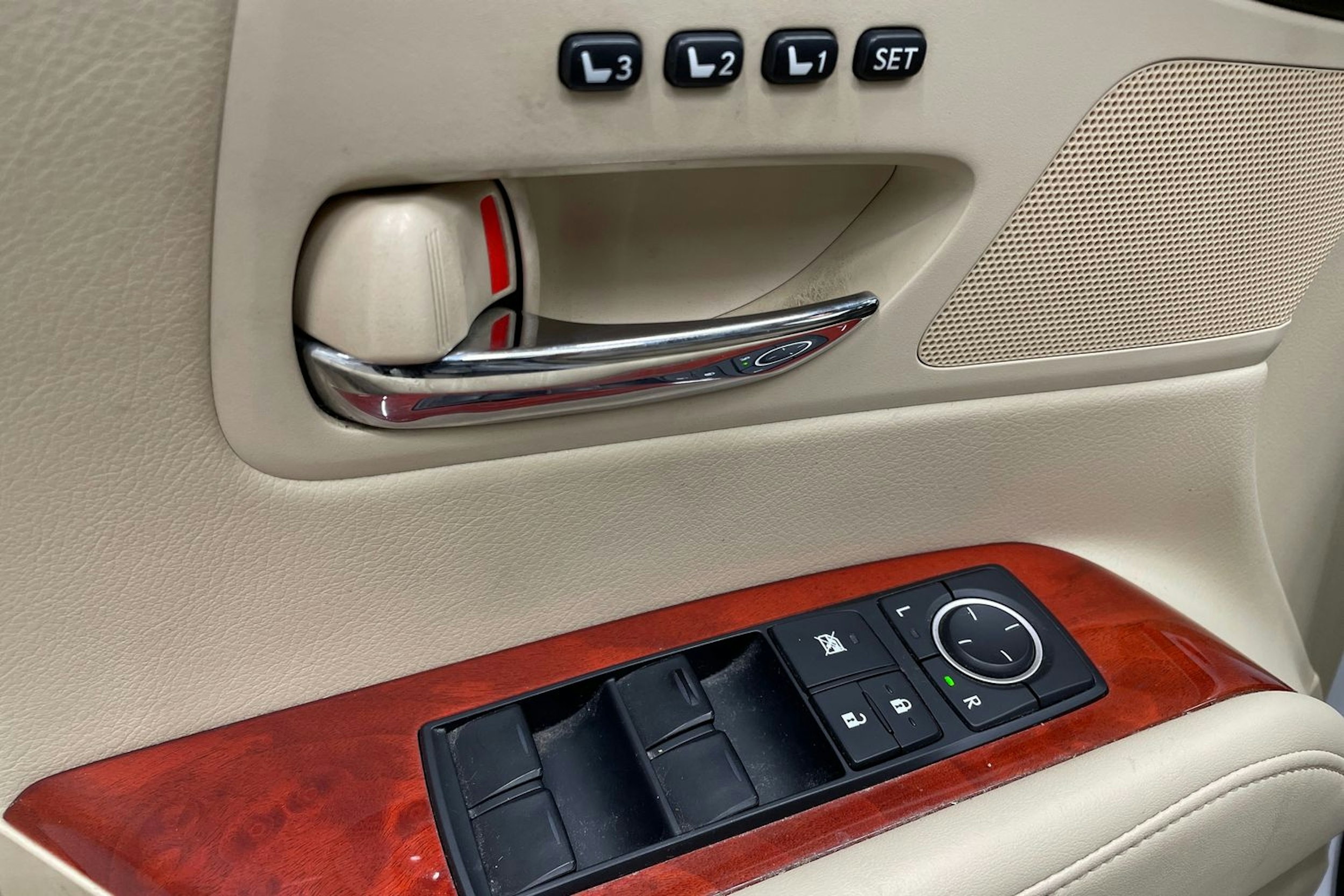 Valkoinen Lexus RX 2010 kuva 25.