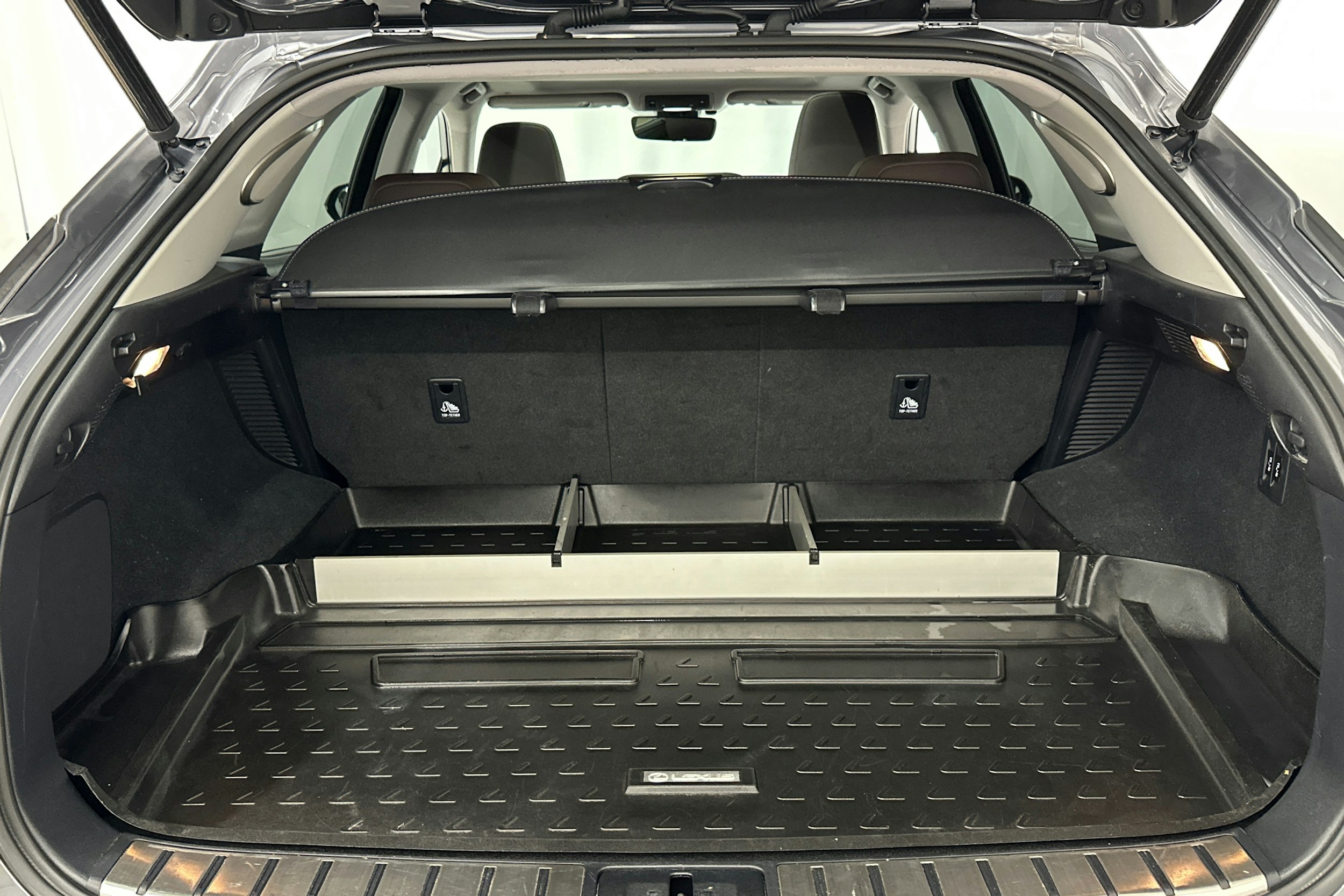 harmaa Lexus RX 2016 kuva 16.