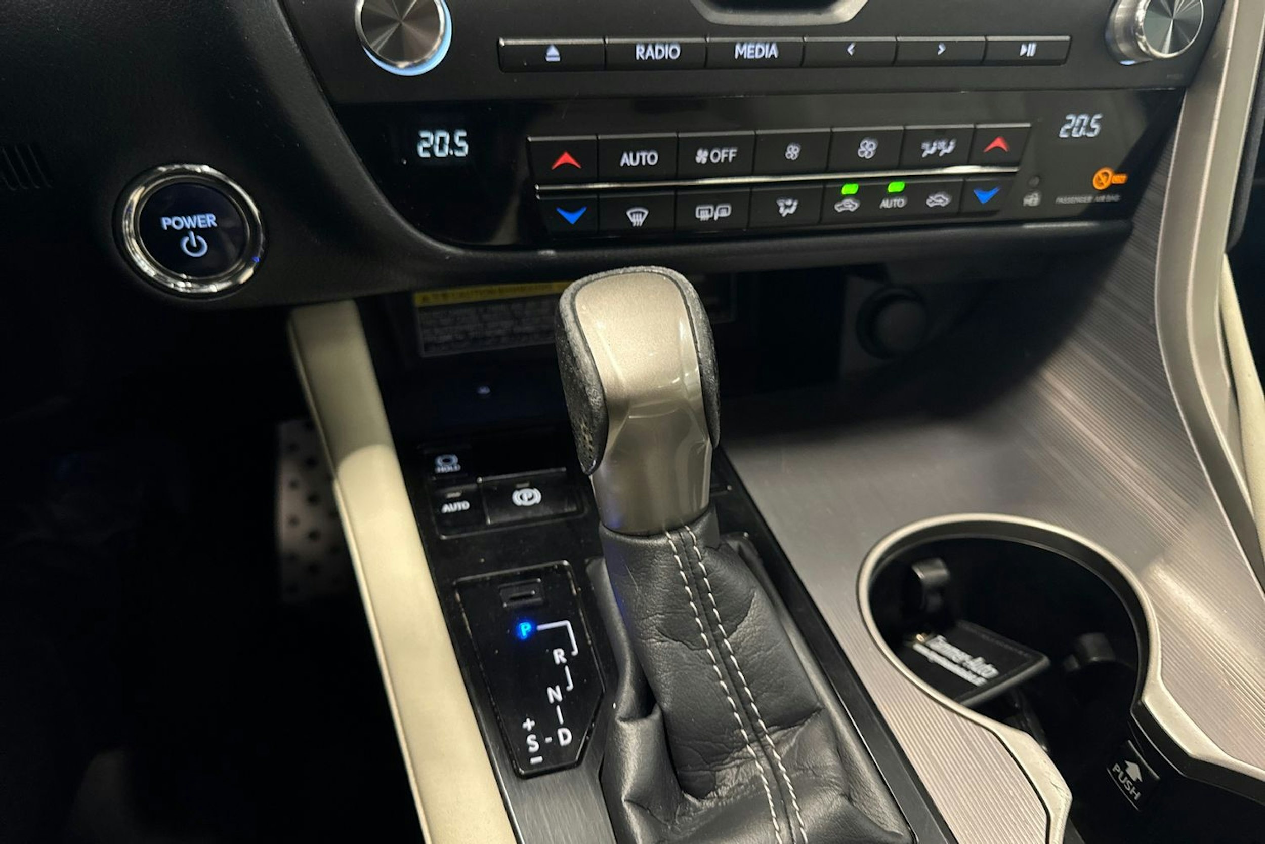 musta Lexus RX 2017 kuva 16.