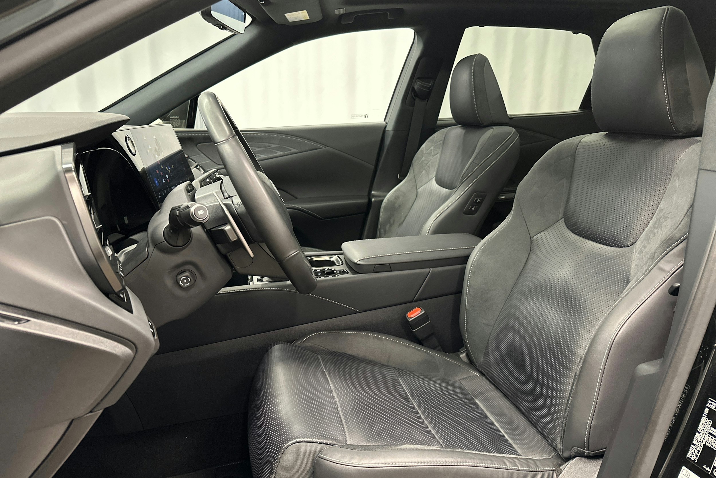 musta Lexus RX 2023 kuva 22.